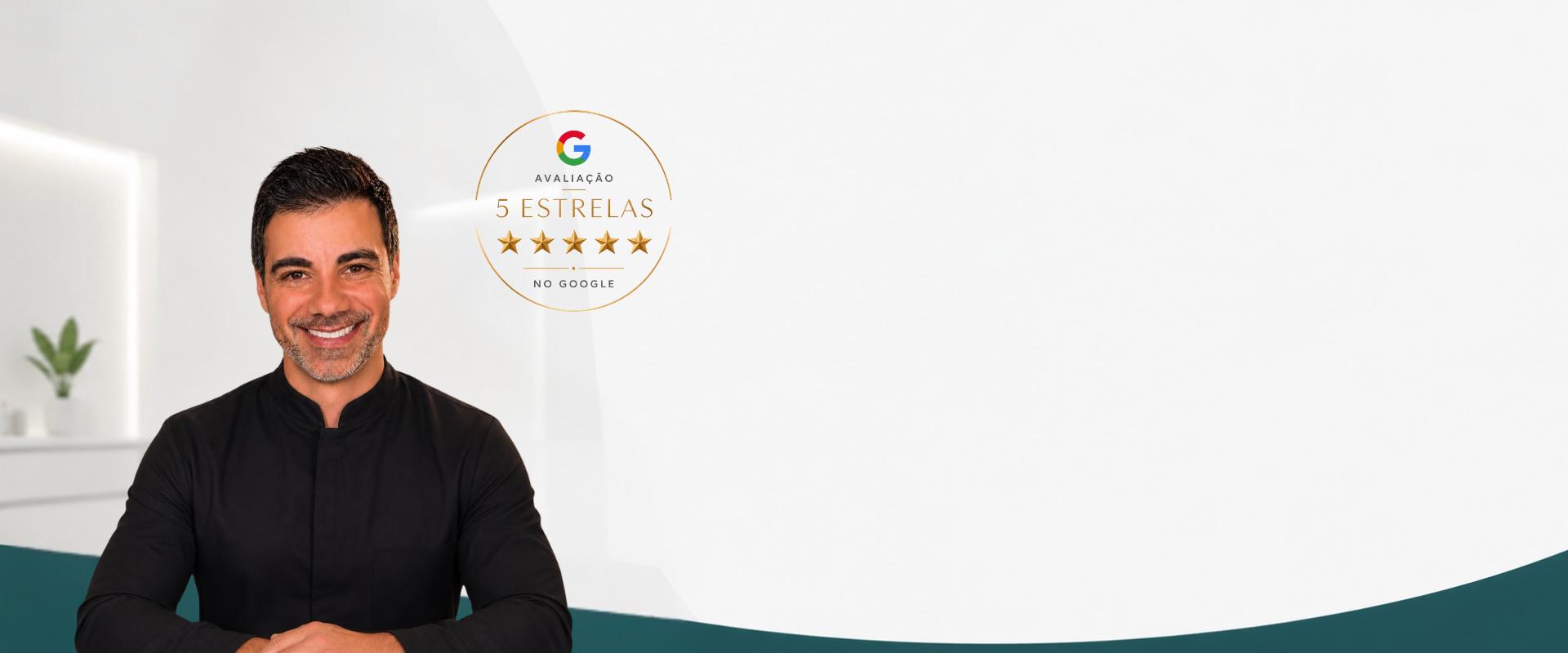 Dr. Ciro Capitani, dentista em Santos/SP, sorrindo de camisa preta em consultório moderno, com selo de avaliação 5 estrelas no Google