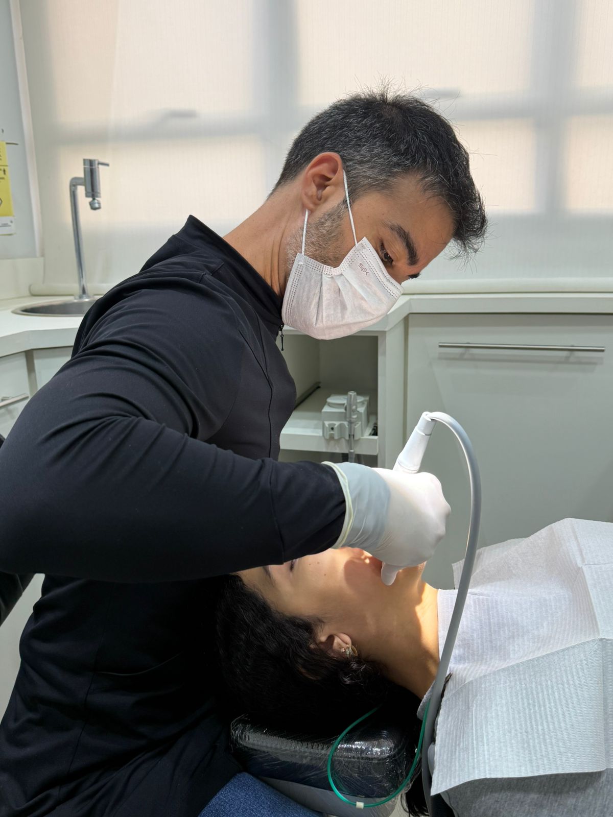 Consultório odontológico do Dr. Ciro Capitani em Santos, com iluminação clara e equipamentos modernos